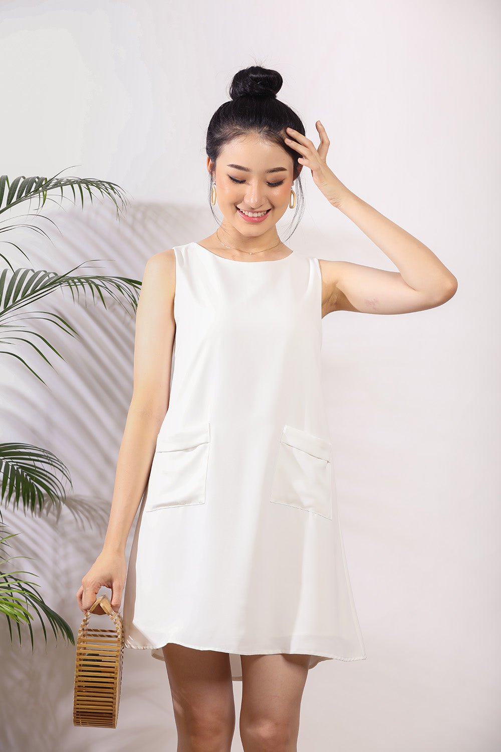 Nella Front Pockets Shift Dress in White - 圖片 6