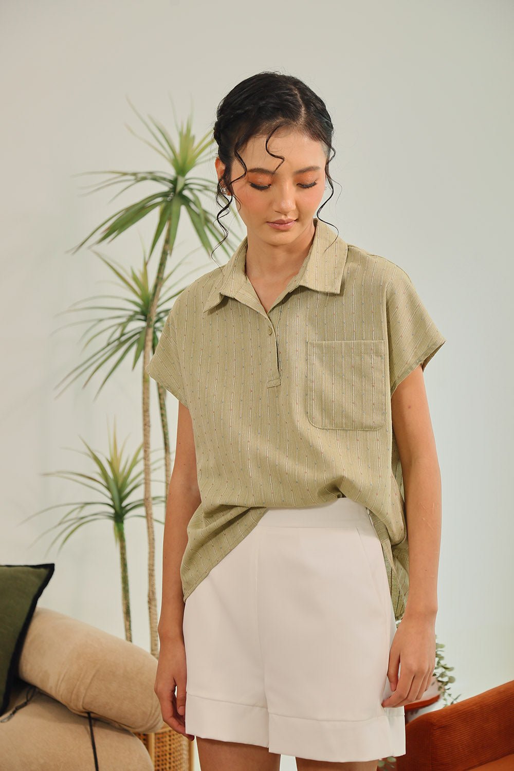 Marlen Collared Textured Top in Sage Green - 画像 3
