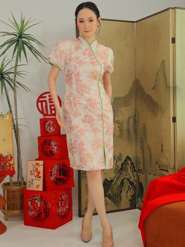 Vivara Puff Sleeve Floral Cheongsam in Brush Pink