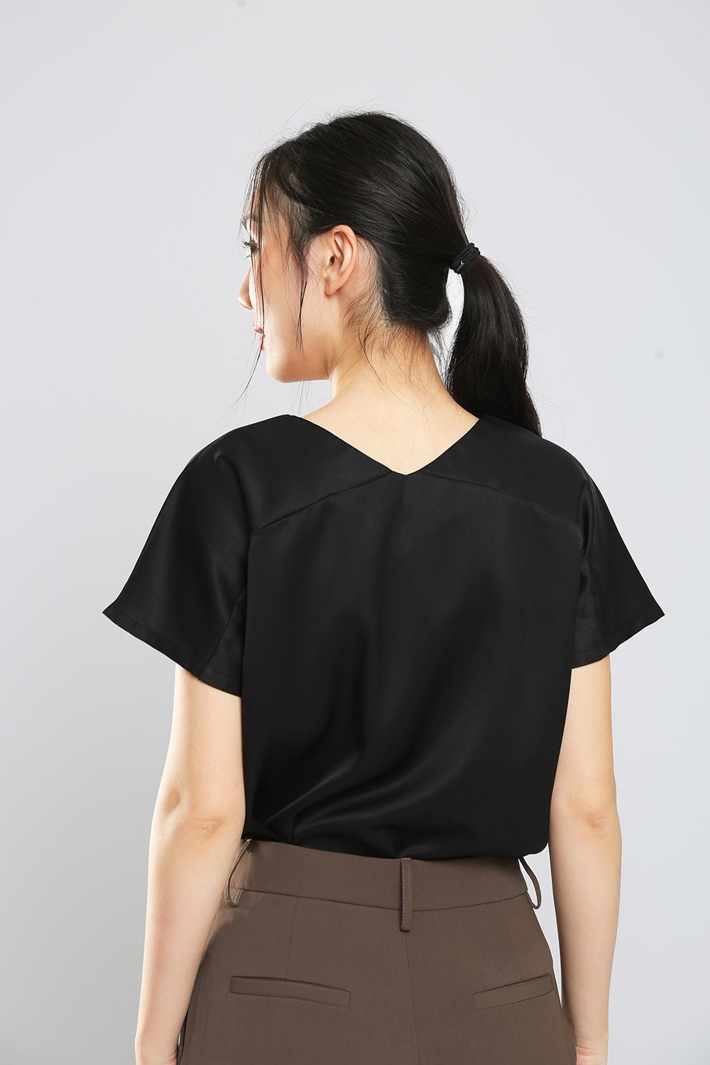 Danna V-Neck Top in Black - 圖片 7