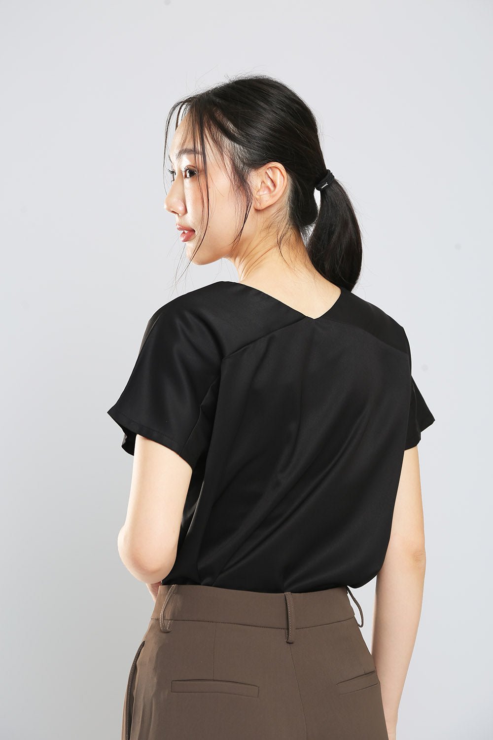 Danna V-Neck Top in Black - 圖片 6